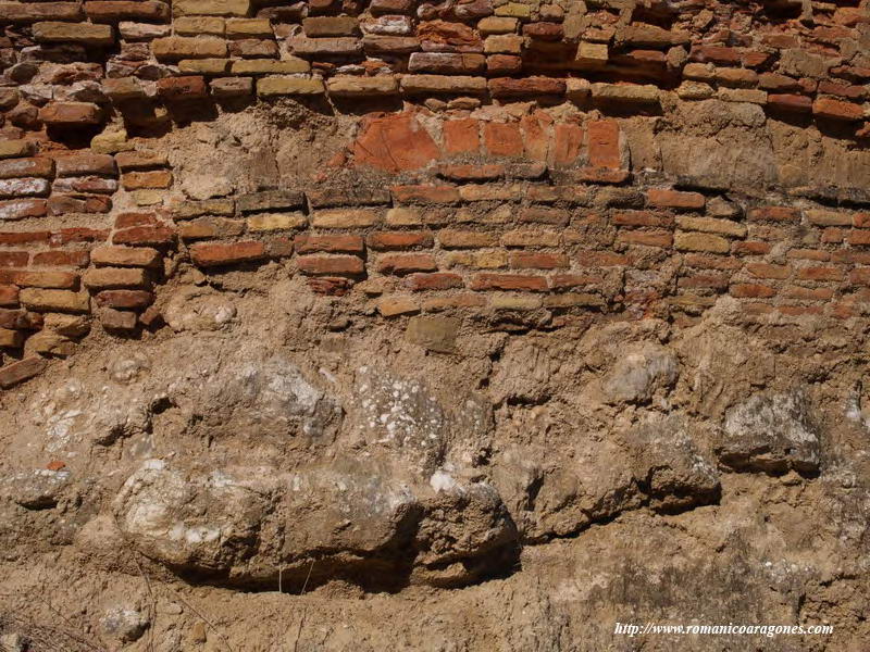 DETALLE DEL CILINDRO ABSIDAL ASENTADO SOBRE EL ESTRATO DE YESO